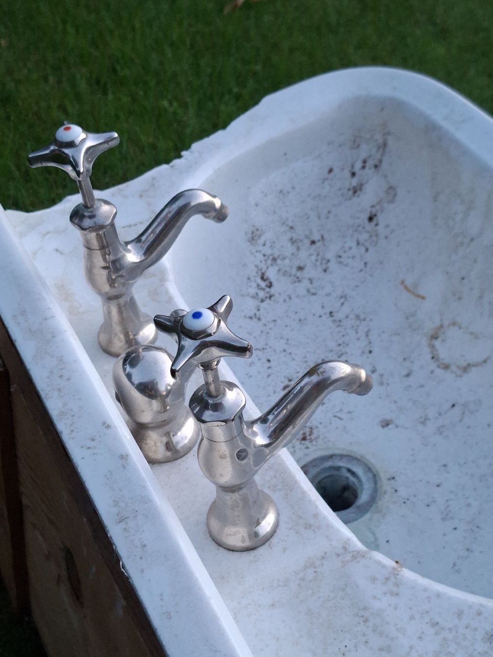 Robinetterie: Antike Lavabo Wasserhanen  – D'occasion à Ganterschwil par HeidiuPeter 2