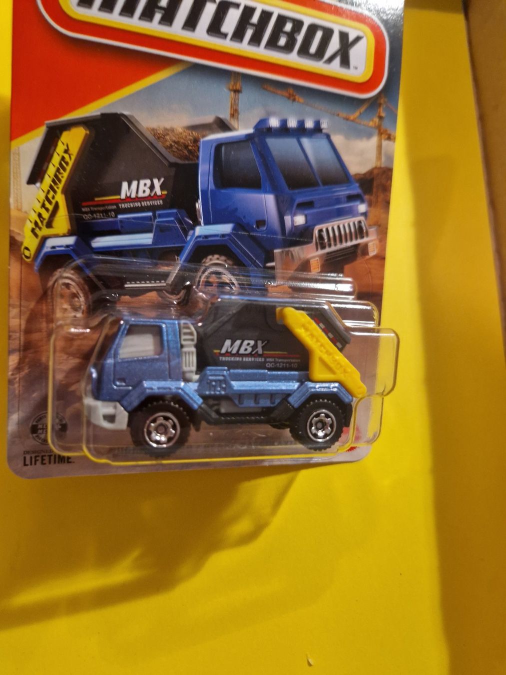 Matchbox Modellini d'auto: Matchbox BUCKET TIPPER – Nuovo e nell'imballaggio originale da Oftringen venduto da Rotor 4