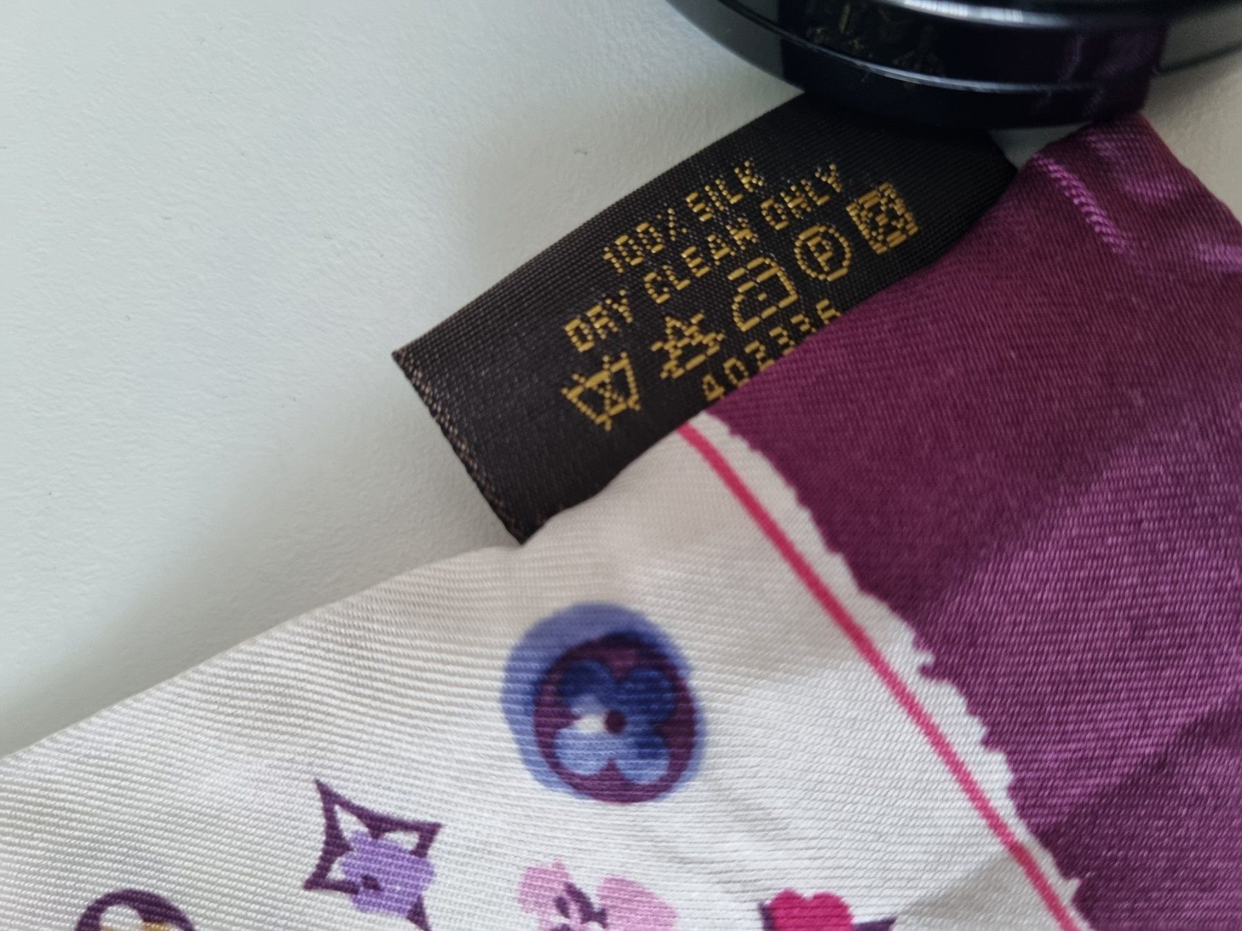 Louis Vuitton Foulard & Sciarpe: Louis Vuitton Bandeau Monogram – Nuovo (secondo la descrizione) da Zofingen venduto da Felpa 3