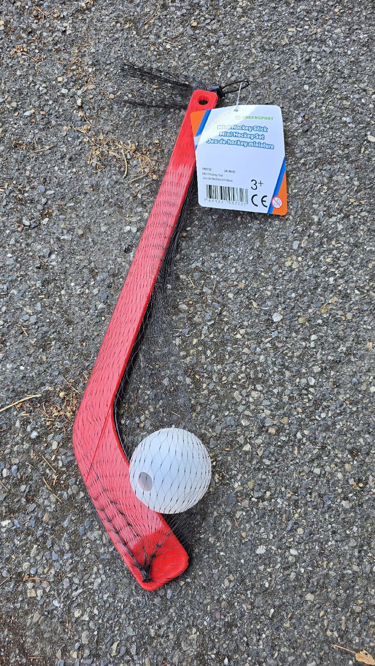 Spielzeuge: Mini Hockey Stick Set rot neu – Neu und originalverpackt aus Dussnang von