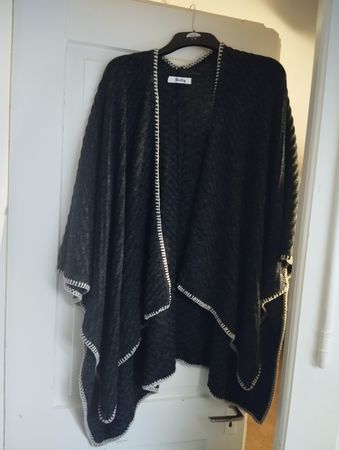 Kuscheliger Poncho, NEU