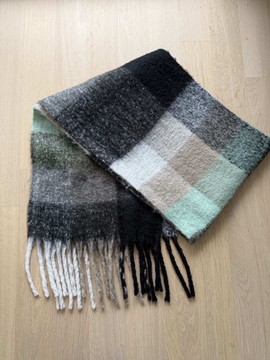 Acne Studios Foulards & écharpes: Acne Studios Wollschal Karo Made in Italy – D'occasion à Winterthur par marisole4 1