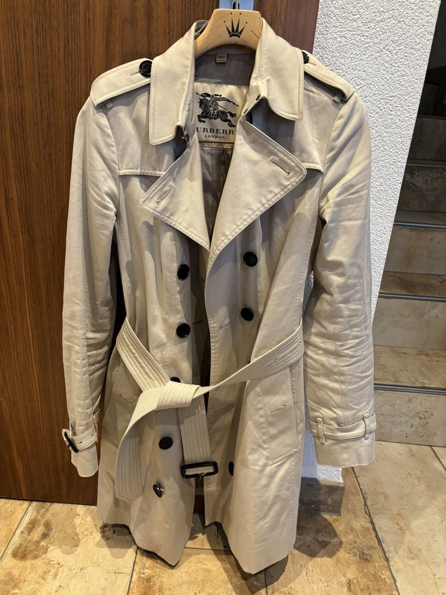 Burberry Cappotti: Authentic Burberry London beige Trench Coat, Size S – Usato da Windisch venduto da bymarikaa