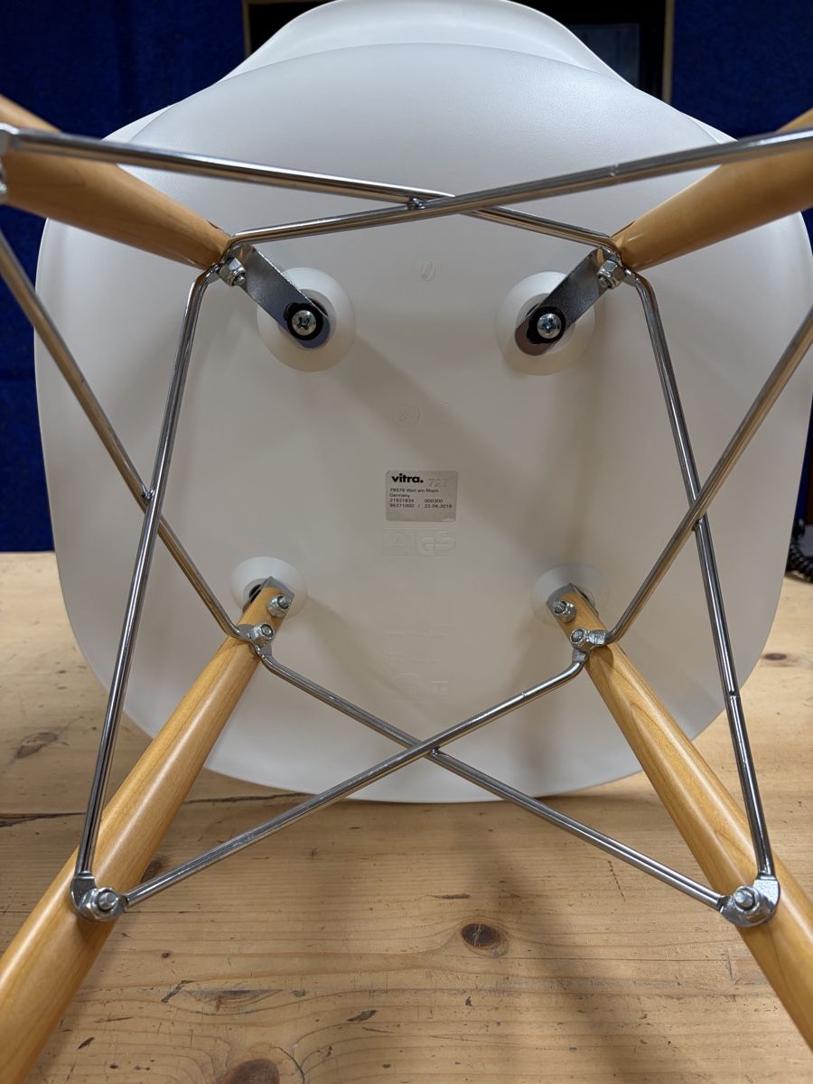 Vitra Sedie: Eames Plastic Side Chair weiss – Usato da Wohlen AG venduto da maetthi81 3