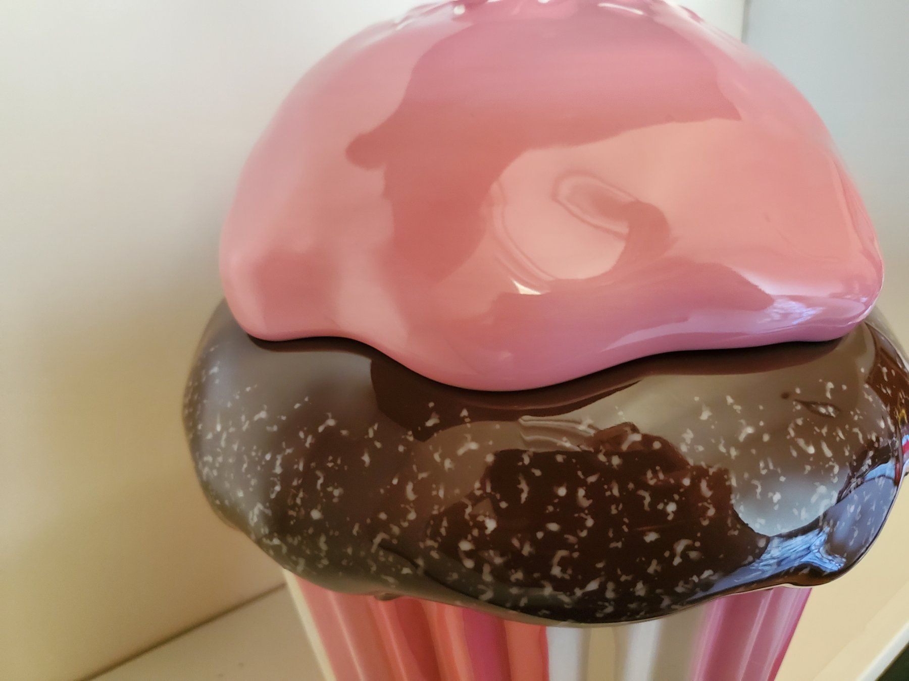 Contenitori & Simili: Boîte à biscuits / Cookie jar forme cupcake en céramique – Usato da Rennaz venduto da La_malle_du_dauphin 1