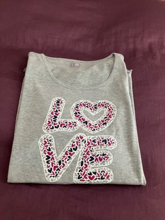 Kurzarm T-Shirt gemusterter Love Print Vorderseite, grau