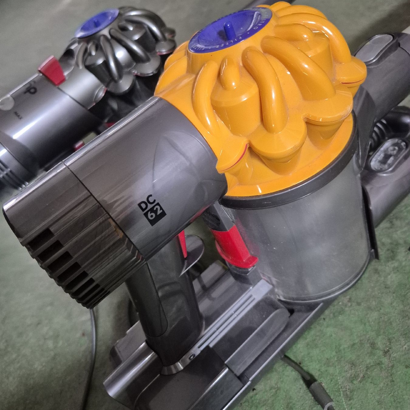 Dyson Aspirapolveri & Accessori: Dyson aspirateur DC62 et Dyson V7 Trigger lot – Usato da Ursy venduto da RetroBebar777 1