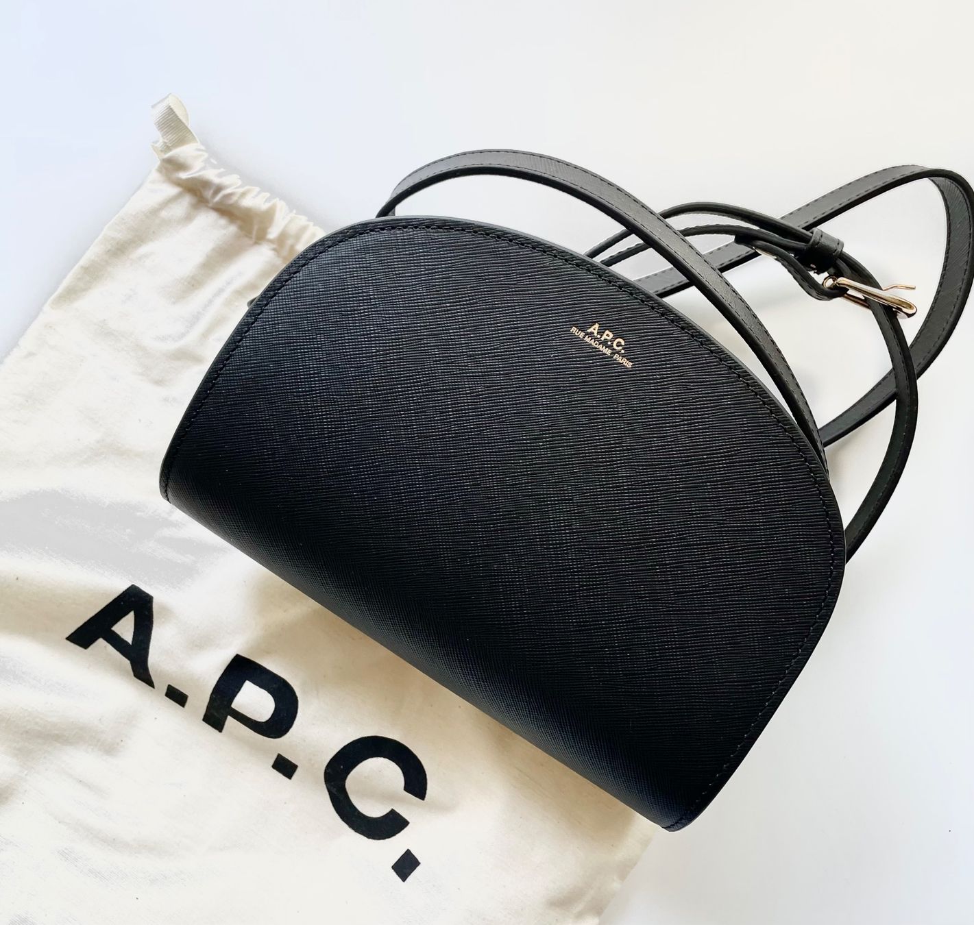 Apc Taschen für Damen: A.P.C. Half Moon bag – Neu (gemäss Beschreibung) aus Zürich von hol_bc6v