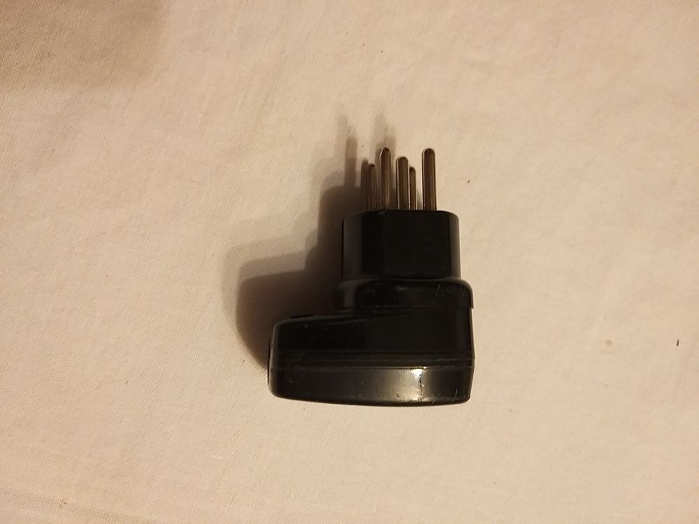Stecker: Adaptateur prise 380V  (483) – Gebraucht aus la Chaux-de-Fonds von Lampe 2
