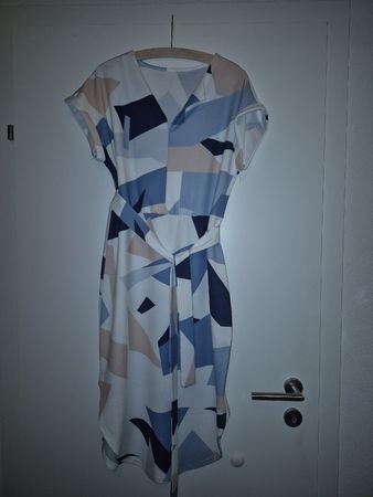 Traumhaftes,  neues, knielanges Kleid. Gr. 40/42