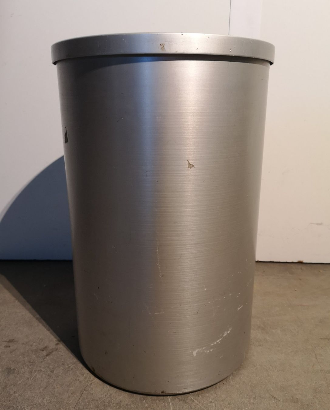Autres articles pour la maison: Minimalistischer Abfall-Eimer, rund Metall poliert – D'occasion à Solothurn par Sis_email