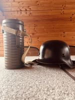 Helm Und Gasmasken Behälter aus dem 2 Weltkrieg