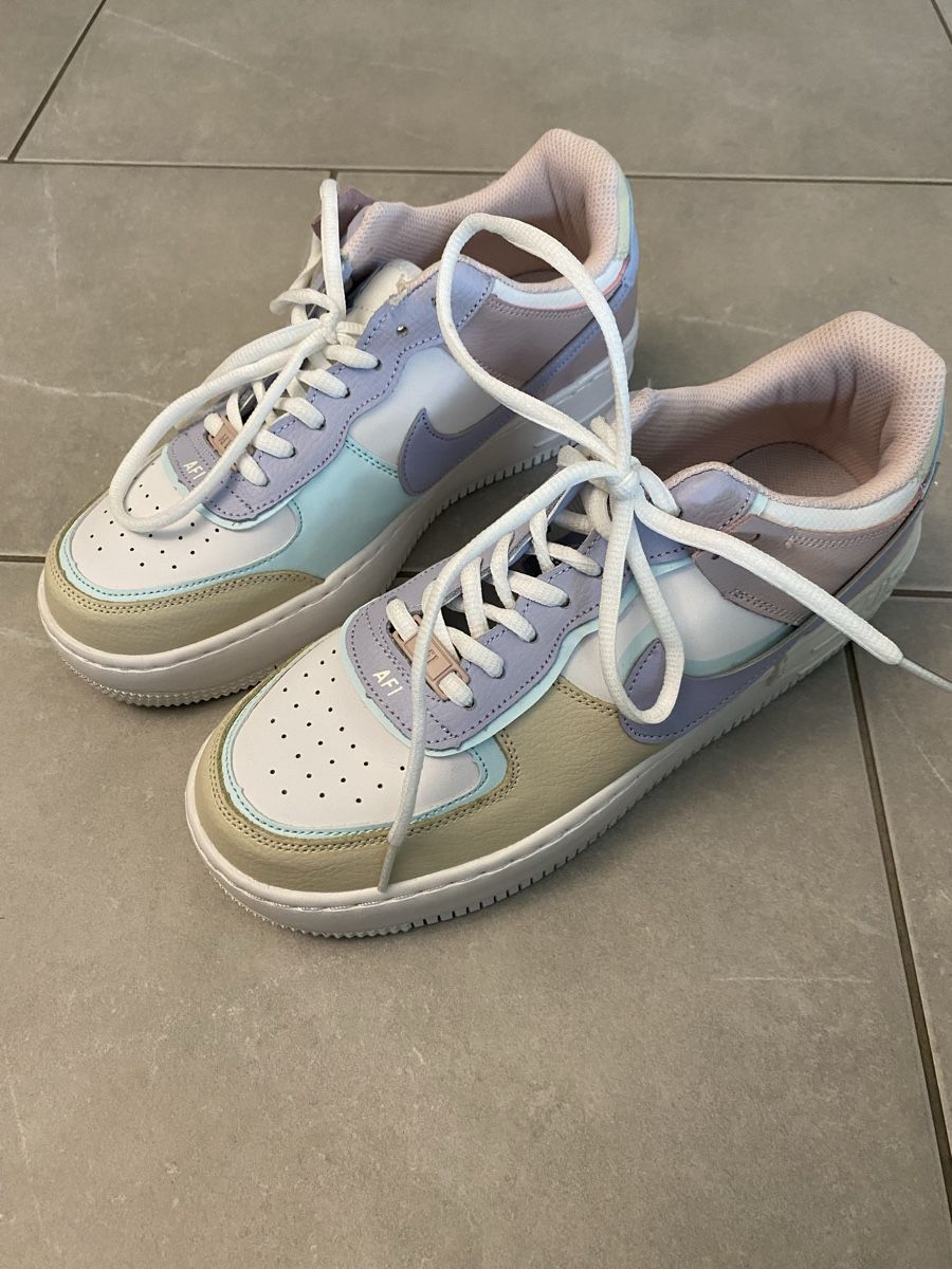 Nike Scarpe da donna: Nike Air Force One Damenschuhe farbig, Grösse 41 – Nuovo (secondo la descrizione) da Hünenberg See venduto da lar_9zjk