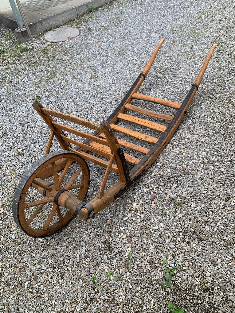 Carriole: Alter Schubkarren aus Holz mit Metallrand – Usato da Riedern venduto da hagm 1