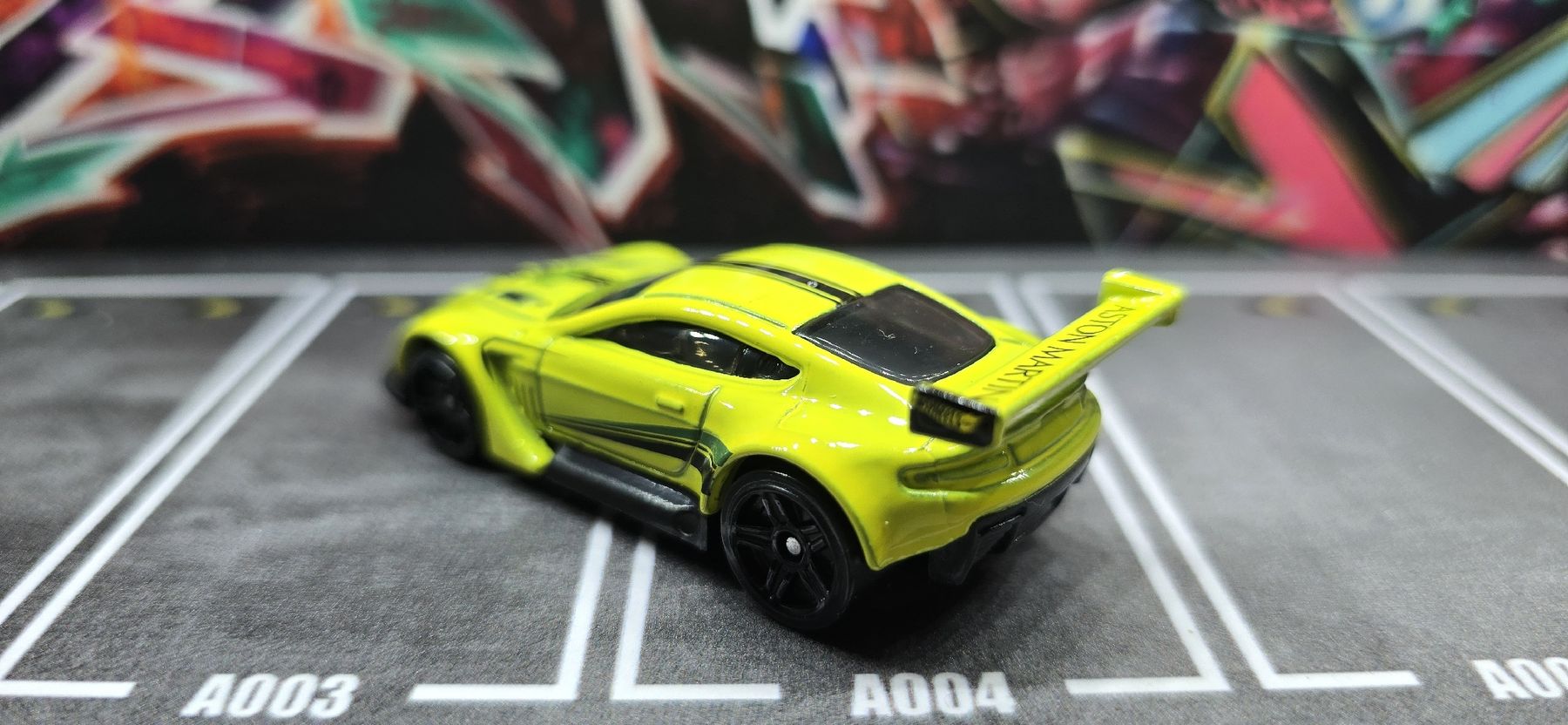 Hot Wheels Modellini d'auto: Hot Wheels Aston Martin – Nuovo (secondo la descrizione) da Frauenfeld venduto da ufo_yk6c 1