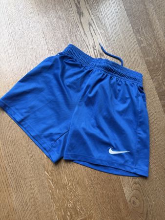 Nike Sport-Shorts Größe 128-137 in blau wie neu