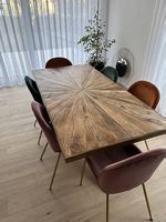 Esstisch aus Mangoholz mit goldenem Metallgestell