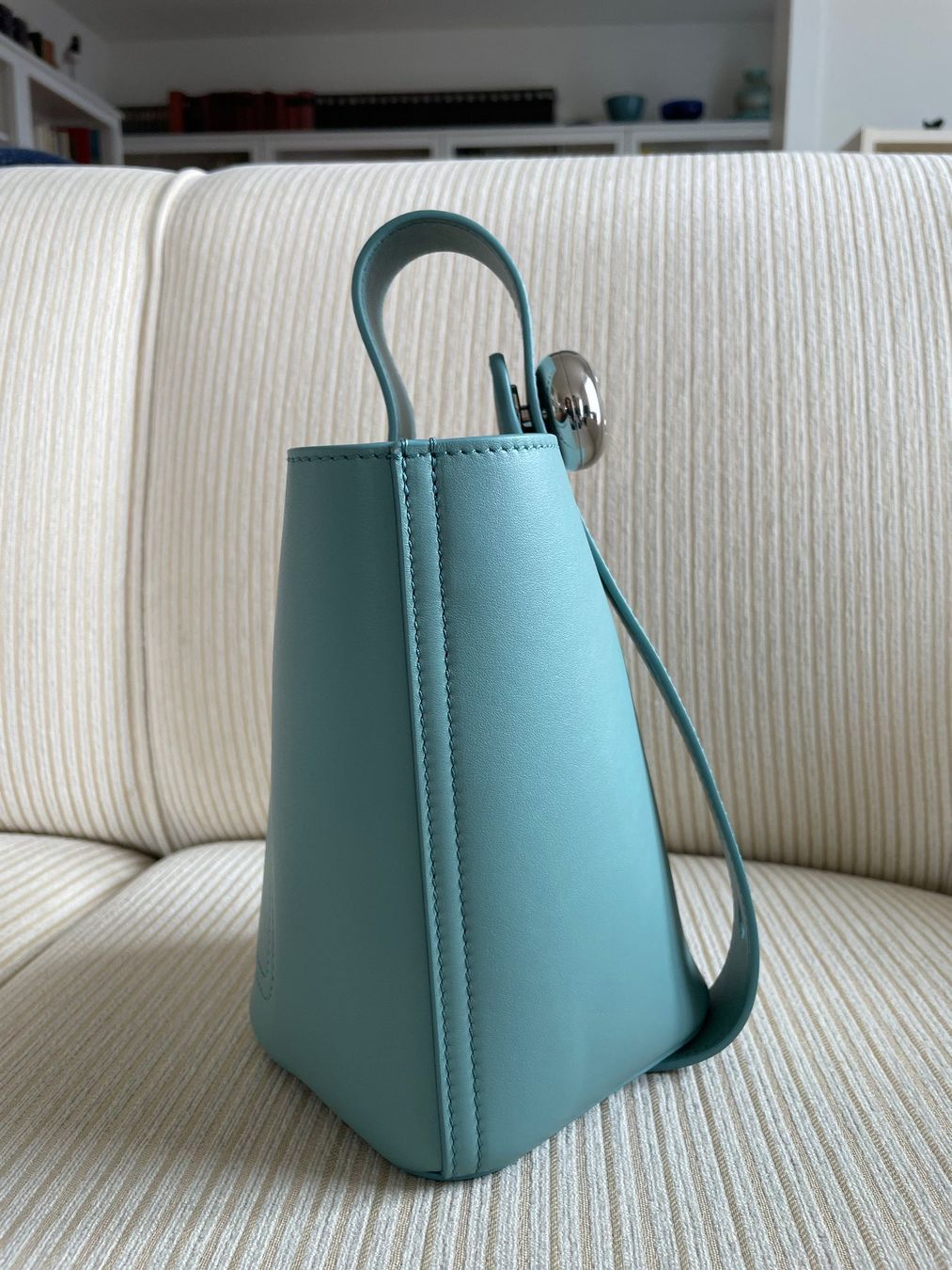 Loewe Taschen für Damen: LOEWE PEBBLE BUCKET MINI (WATER) – Neu (gemäss Beschreibung) aus Zürich von  2