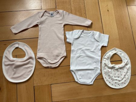 2 Baby-Bodies und Halstücher Gr. 67
