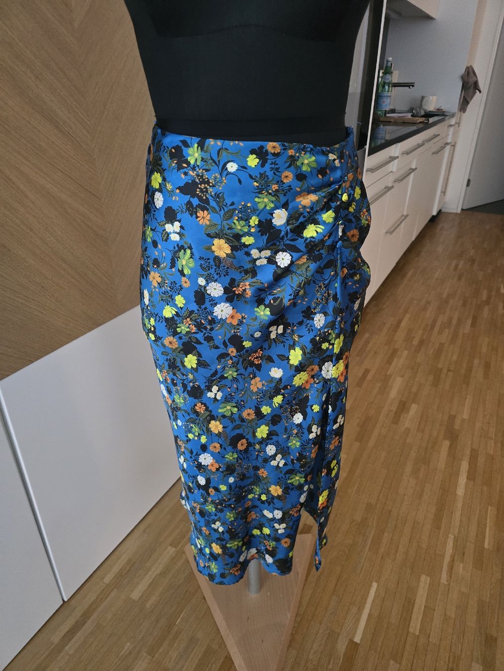 Zara Gonne: Zara Rock, Grösse M, Blau mit Blumenmuster – Nuovo (secondo la descrizione) da Zürich venduto da ale_bg2x