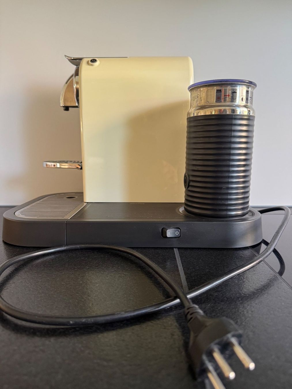 König Macchine per caffè & Macchine per espresso: Nesspressomaschine von König mit Milchschäumer – Usato da Rupperswil venduto da Vaxinabo 1