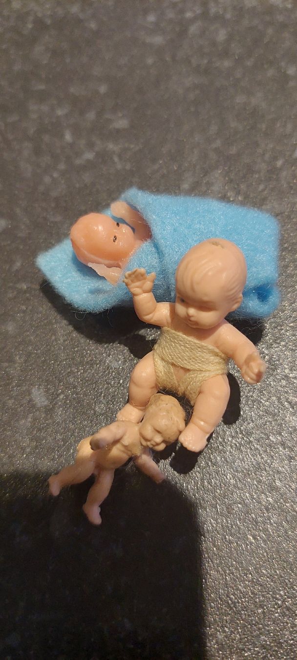 Case e mobili per bambole: 3 Miniaturen Püppchen  – Usato da Muri AG venduto da nindo1 8