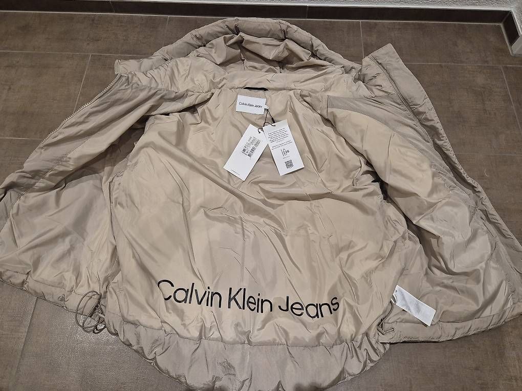 Calvin Klein Jacken: Calvin Klein Damen Logo Drawstring Short Winterjacke-NEU – Neu und originalverpackt aus Vilters von tin1tho 2