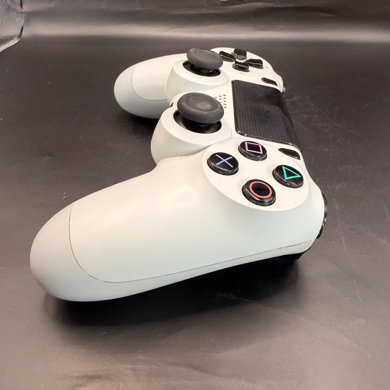 Sony Controller: Playstation 4 Controller Weiss Gummi Defekt – Usato da Düdingen venduto da Nerdworld 5
