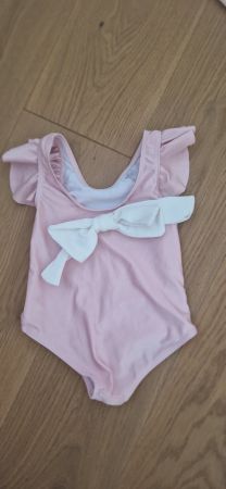 Badeanzug rosa mit weisser Masche hinten 12 - 18 Mt.