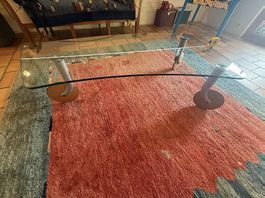 Glas-Couchtisch mit Designer-Gestell
