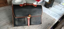 Attaché caisse de la marque Bally en cuir de haute qualité