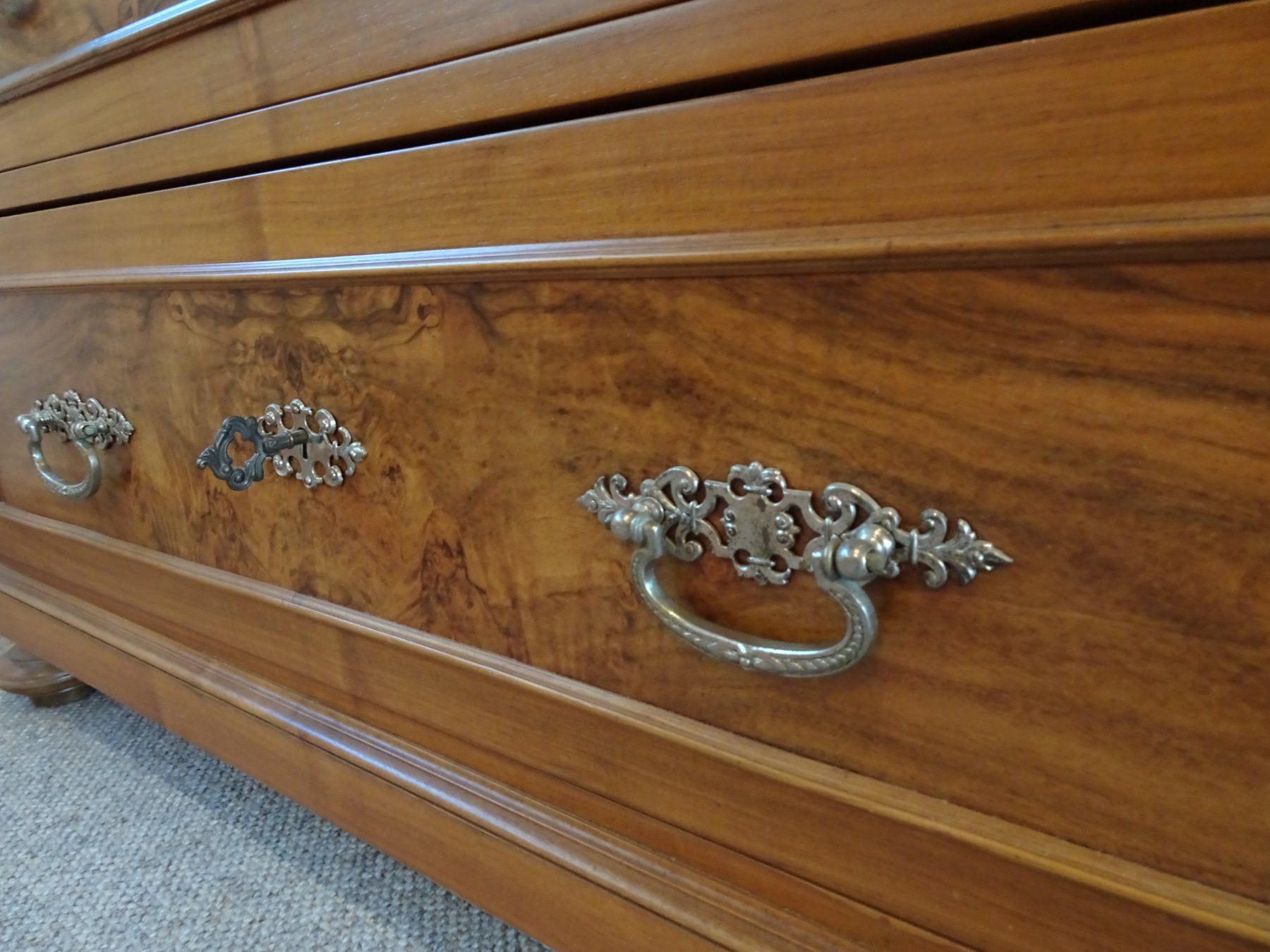 Commodes: Antike Nussbaumkommode mit Marmorplatte – D'occasion à Oberwangen b. Bern par est_d8gf 4