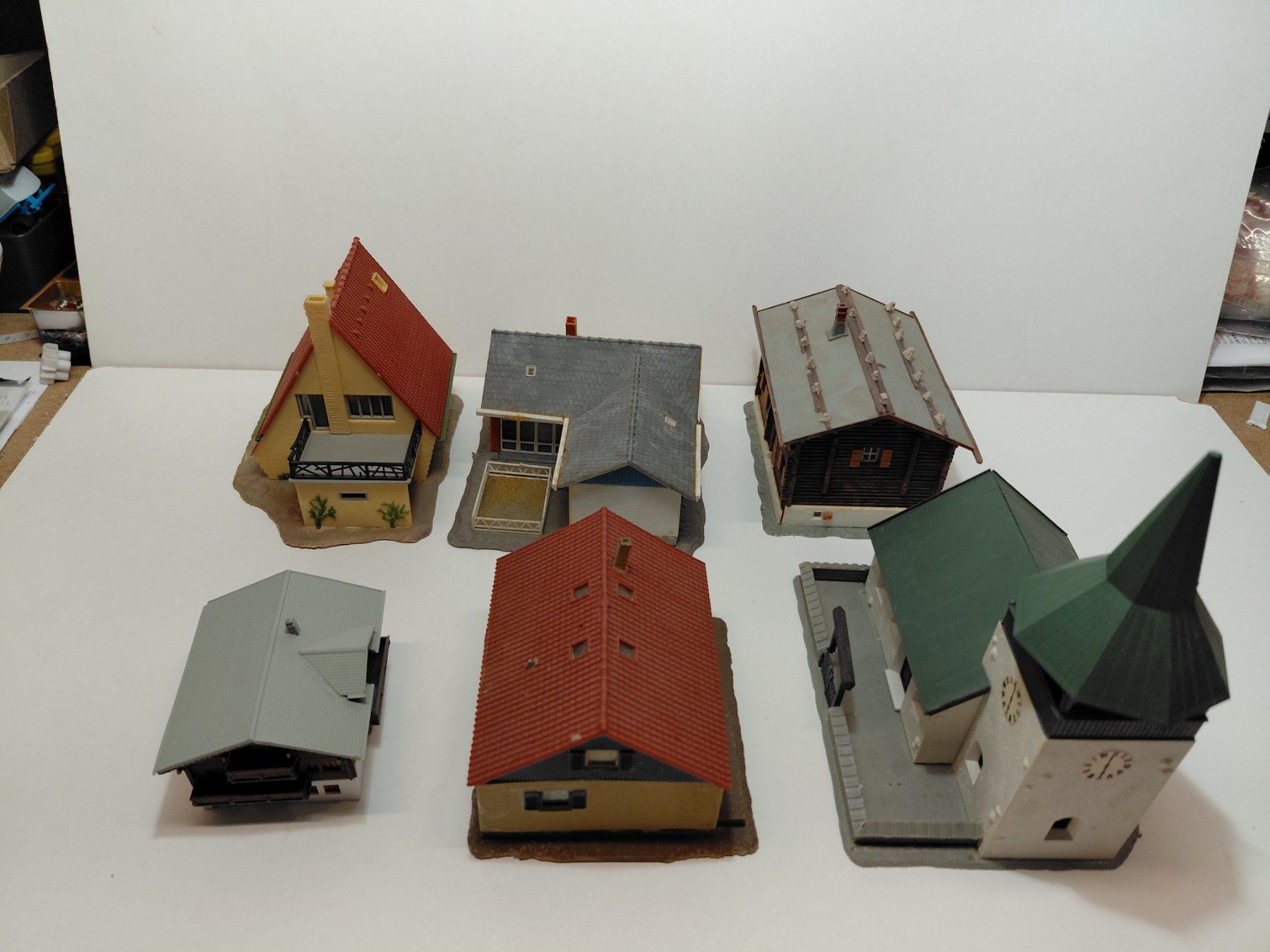 Modellini di ferrovie: Modellhaus-Set: 6 Stk. ländliche Häuser + Kirche, – Usato da Bern venduto da ascona43 5