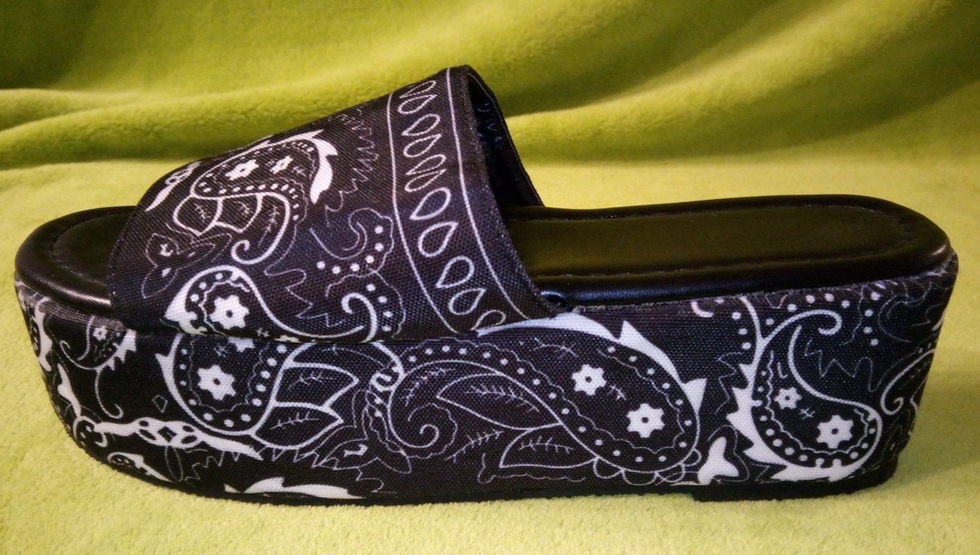 Scarpe da donna: Schwarze Sommer Pantoletten mit Muster – Nuovo (secondo la descrizione) da Werdenberg venduto da EXA-Secondhand 1