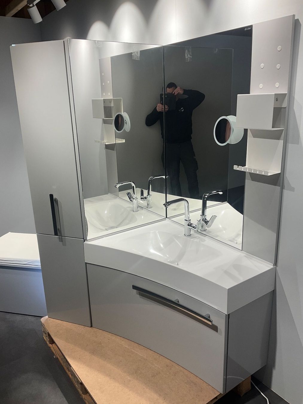 Mobili per bagno: 046 Burgbad Eckbadmöbel, grau, mit Hocker, 122/85cm – Nuovo (secondo la descrizione) da Derendingen venduto da Meisterstuecke 1