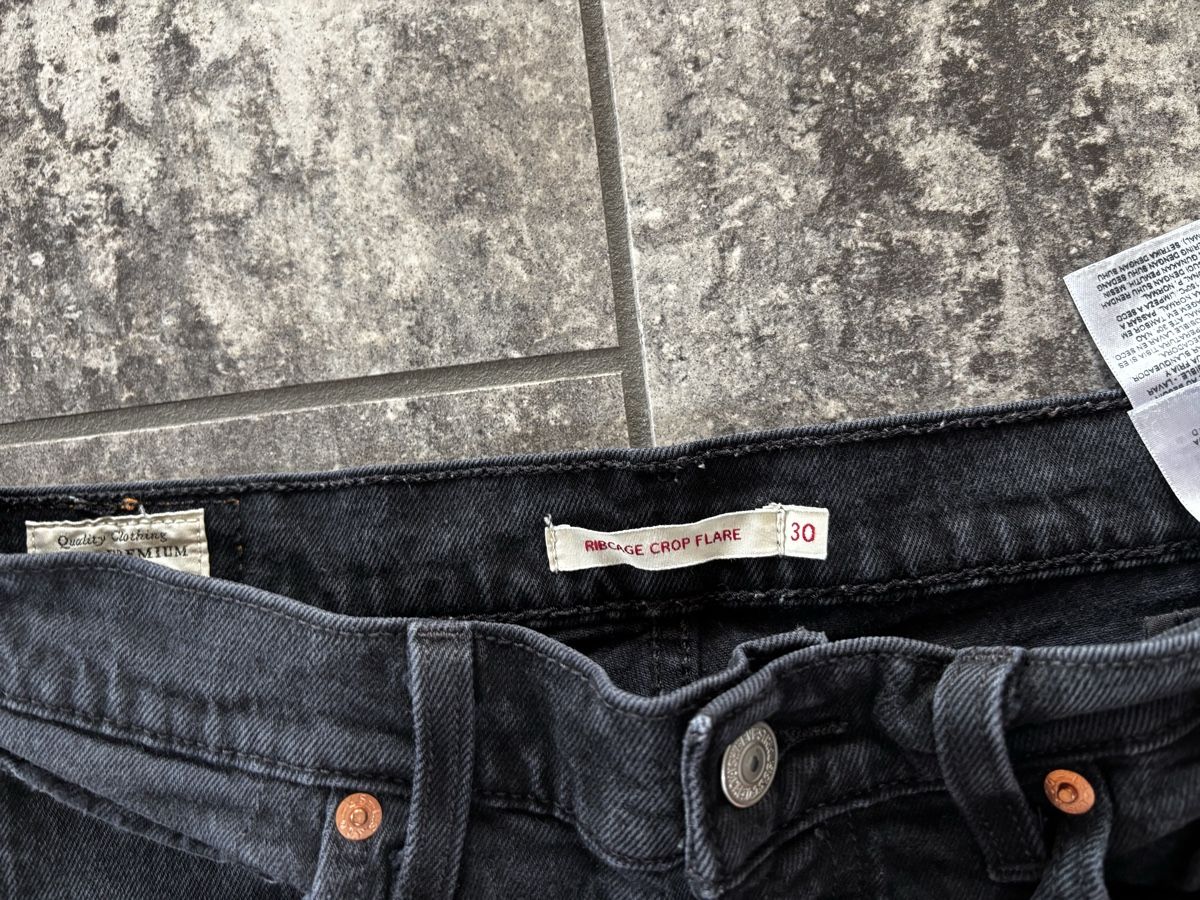 Levi's Jeans: Levi's Jeans Ribcage Crop Flare – Usato da Hilterfingen venduto da lavendu 1
