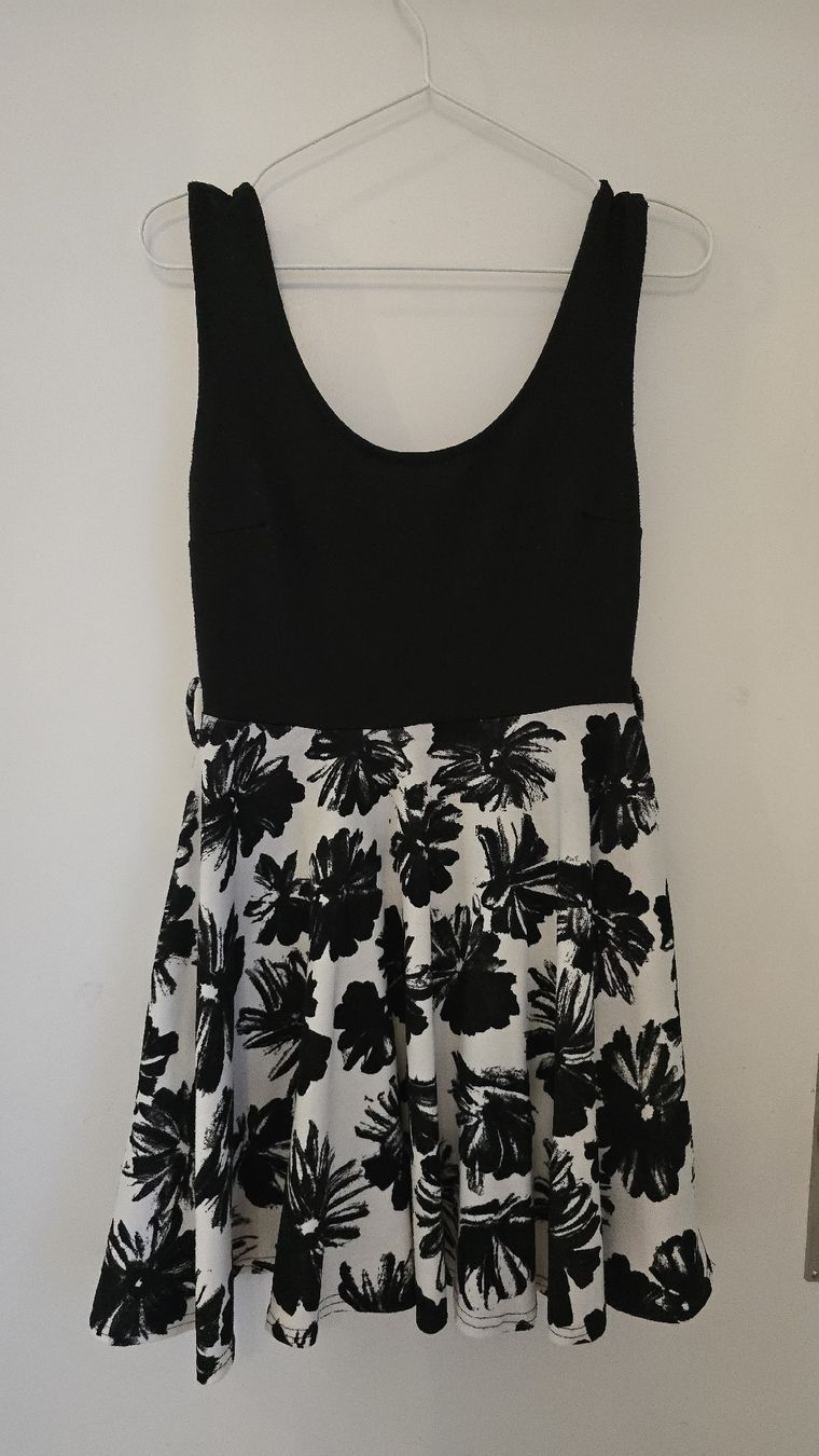 Vestiti: Kleid schwarz/weiss Grösse S/36 – Usato da Buchberg venduto da MaddieF 2