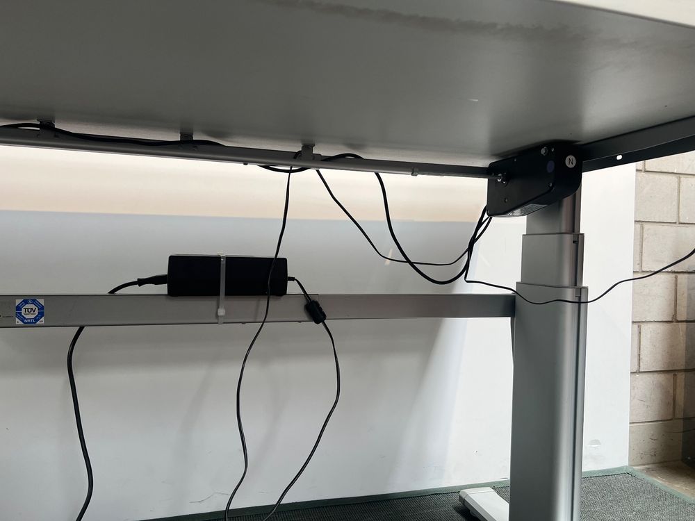 Scrivanie: Sitz-/Stehtisch elektrisch höhenverstellbar aus Liquidation – Usato da Wangen an der Aare venduto da TBYN 4