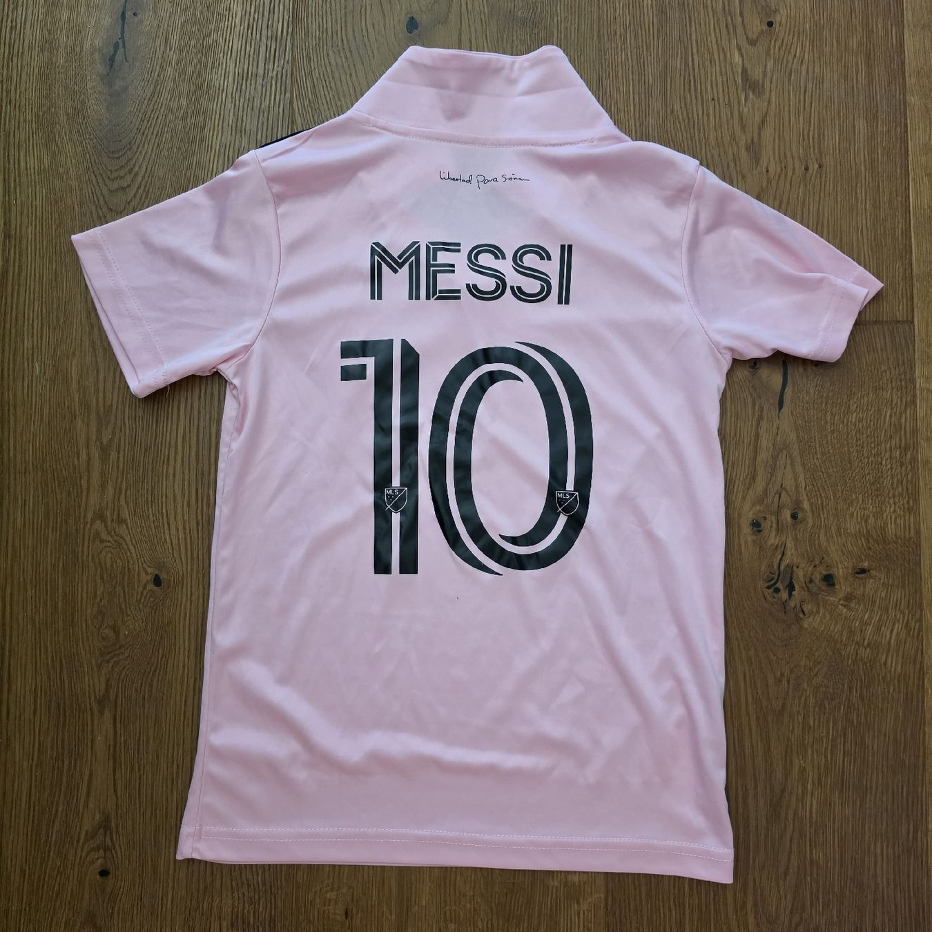 Scarpe, pantaloni & magliette da ginnastica: Fussball Trikot Set Messi Grösse 122/128 – Nuovo (secondo la descrizione) da Buchs AG venduto da LogoParts 1