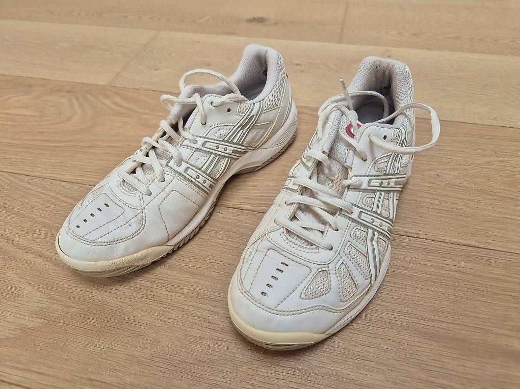 Chaussures femmes: Tennisschuhe Damen Grösse 41-42 – D'occasion à Oberrohrdorf par Hoto