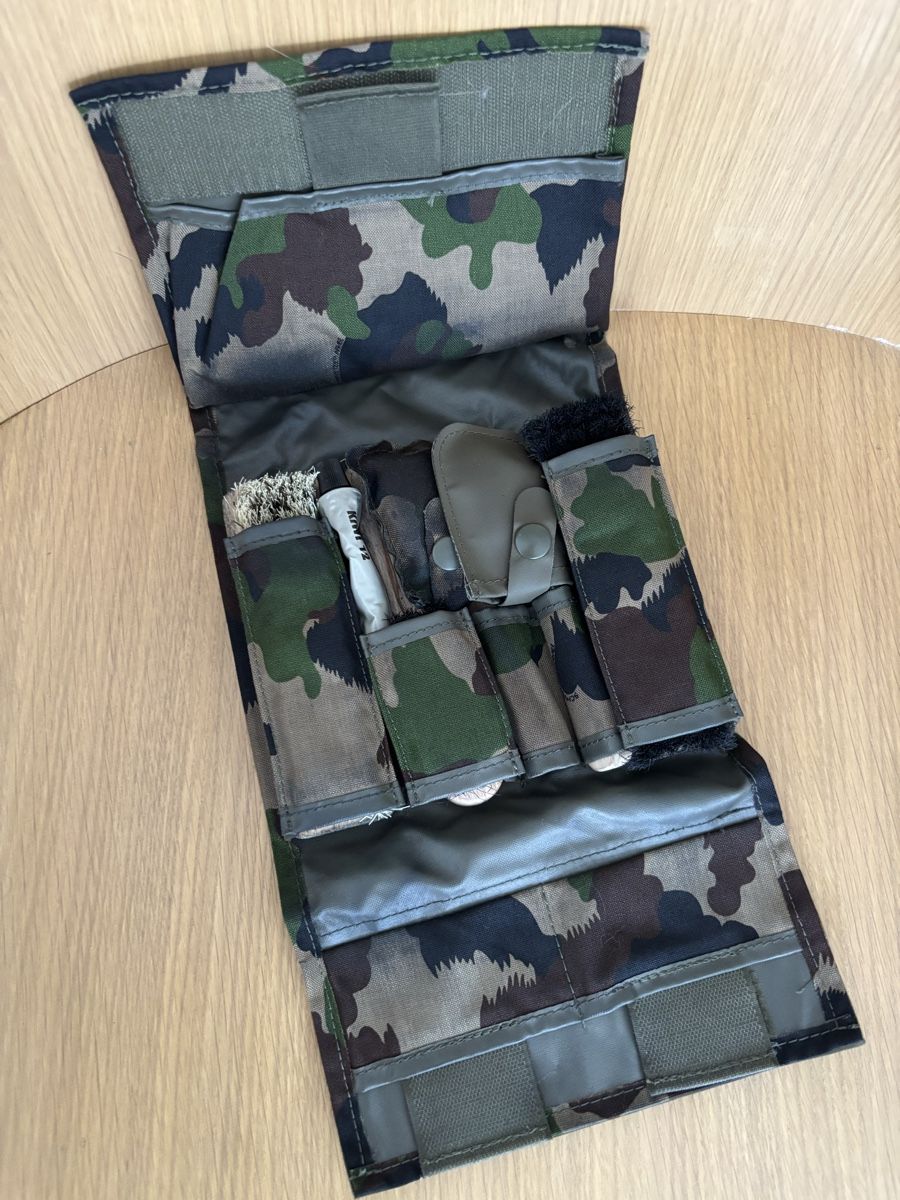 Schweizer Armee Pflegeprodukte: Original Schweizer Armee Schuhputzset Tarn – komplett – Gebraucht aus Zürich von Eves.vintage.element