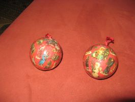 2 Papmaché Weihnachtskugeln