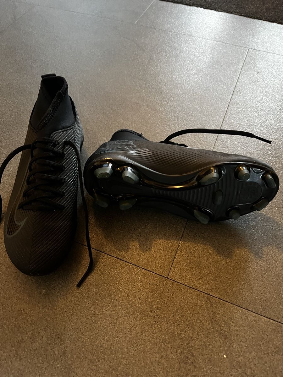 Schuhe für Jungen: Fussballschuhe Nike – Gebraucht aus Münsingen von regularolf