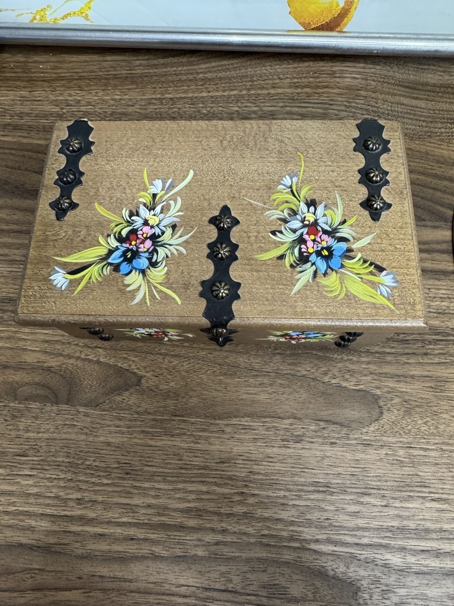 Coffres: Holzschatulle mit Blumenmotiv  – D'occasion à Oftringen par Makeq 2