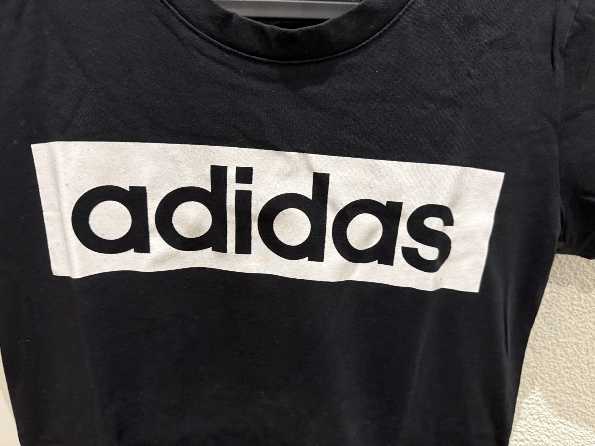 Adidas T-shirt: Schwarzes Adidas T-Shirt – Usato da Herzogenbuchsee venduto da Meeret 1