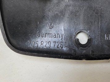 Volkswagen Tutti pezzi di ricambio auto: Abdeckung Heckklappe T4 – Usato da Alpnach-Dorf venduto da Hess-Automobile 2