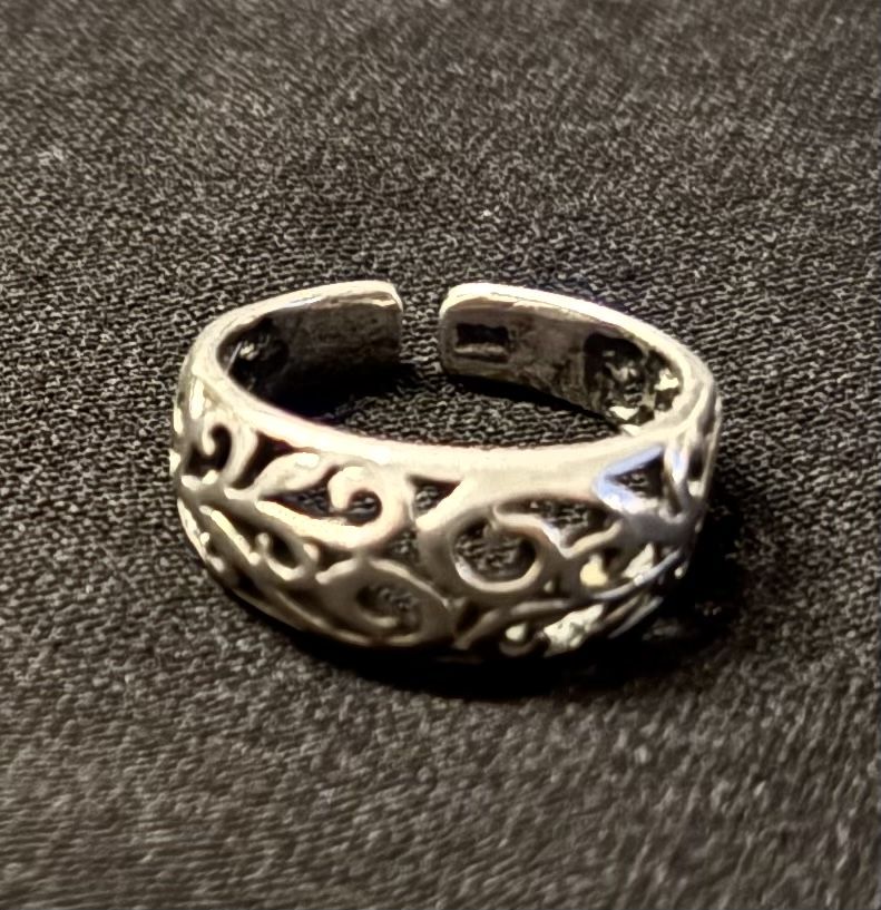 Anelli: Zehenring mit filigranem Muster, 925 Silber, Grösse variabel – Usato da Zürich venduto da wei_8n2l