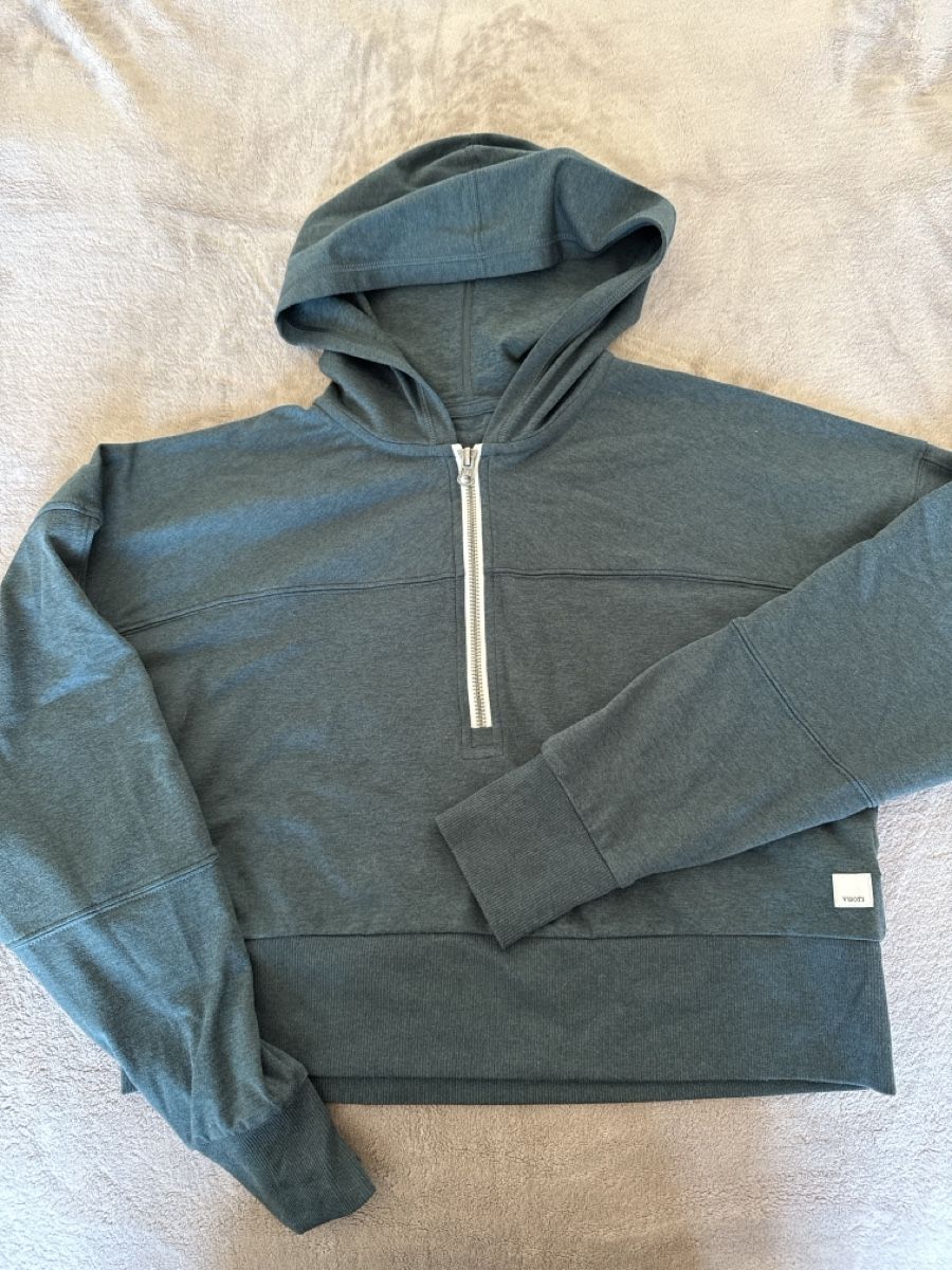 Pullover & Sweatshirts: Vuori Sweater  – Gebraucht aus Zürich von jbeauxarts