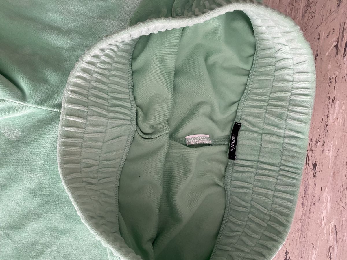 Tezenis Pantaloni: Tezenis // Jogginghose // samt // grün – Usato da Zürich venduto da aurelia_nater 2