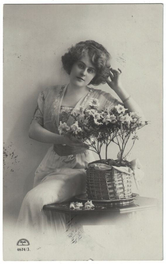 Cartoline postali: Romantik - Junge Dame mit Blumen, sitzend – Usato da Frauenfeld venduto da POML